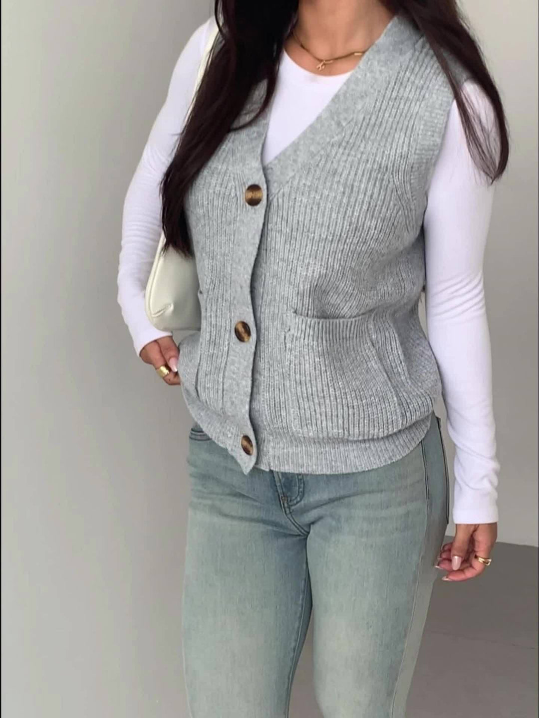 Vesara – gilet à col V en tricot