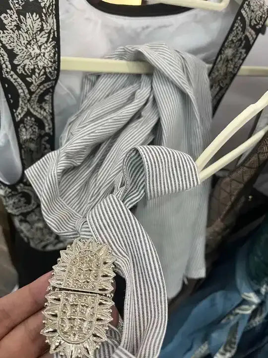 Nivara – Robe en jacquard à lacets