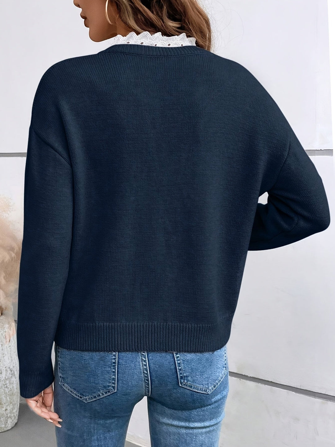 Mevara – T-shirt en tricot à col V avec dentelle