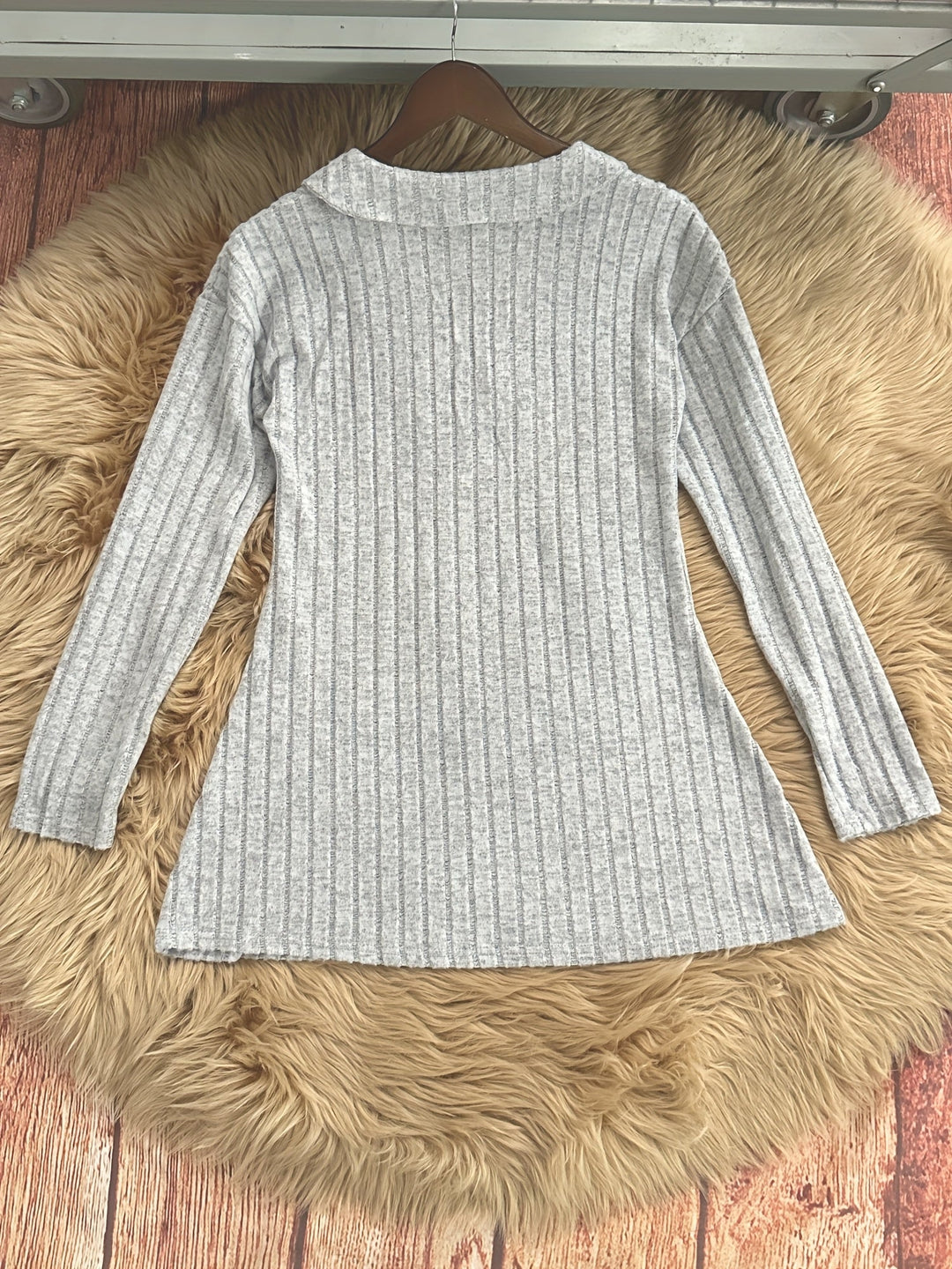 Novira – T-shirt en maille côtelée à col en V à revers