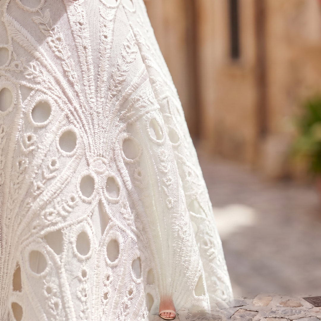 Velara – Robe midi en dentelle à col montant