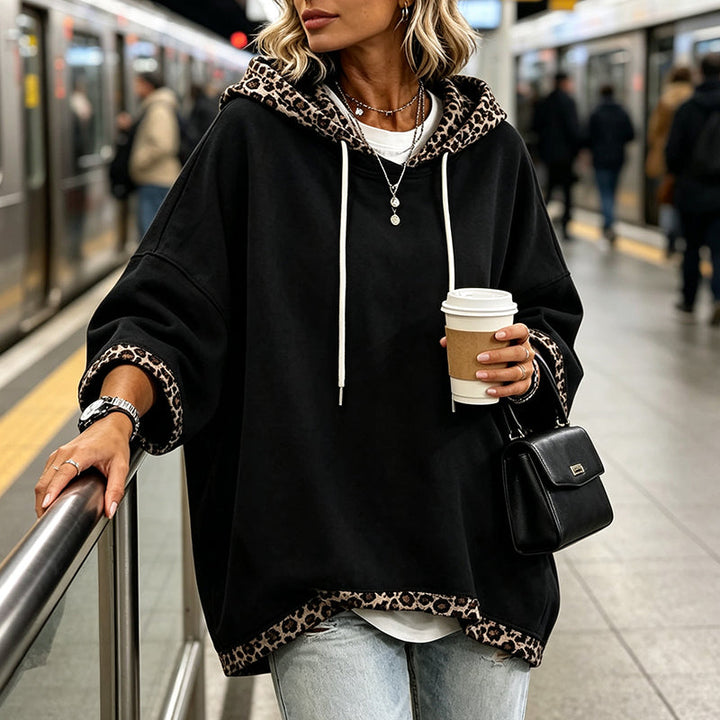 Kivara – Sweat à capuche tricoté avec bordure à imprimé léopard