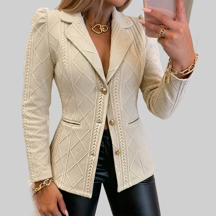Vesara – coupe sculptée à taille géométrique, matière texturée, blazer